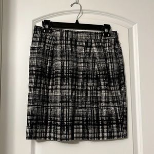 Pockets! Ann Taylor Loft, Size 6, B&W skirt. Quality cotton/silk blend.